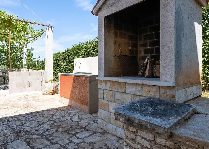 Secluded Apartment In Pore With Garden