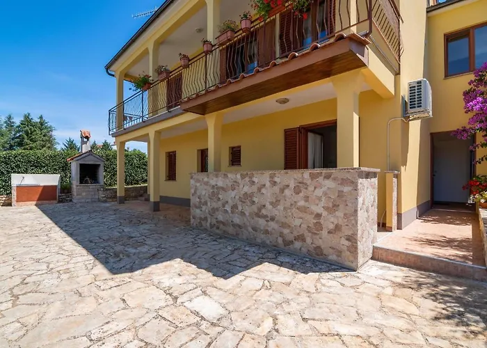 Secluded Apartment In Pore With Garden