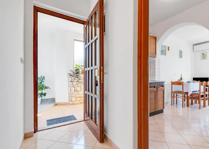 Secluded Apartment In Pore With Garden