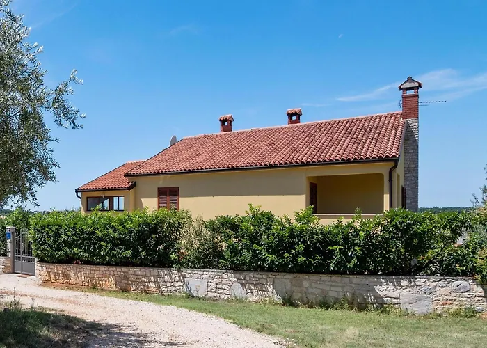 Secluded Apartment In Pore With Garden