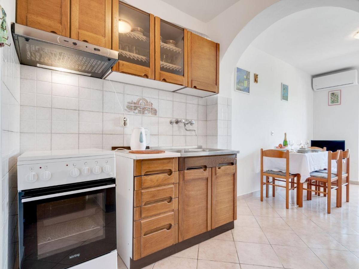 Secluded In Pore With Garden Poreč