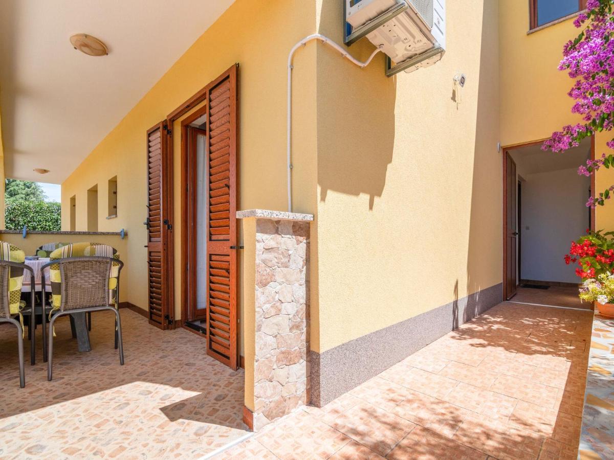 Apartment Secluded In Pore With Garden Porec