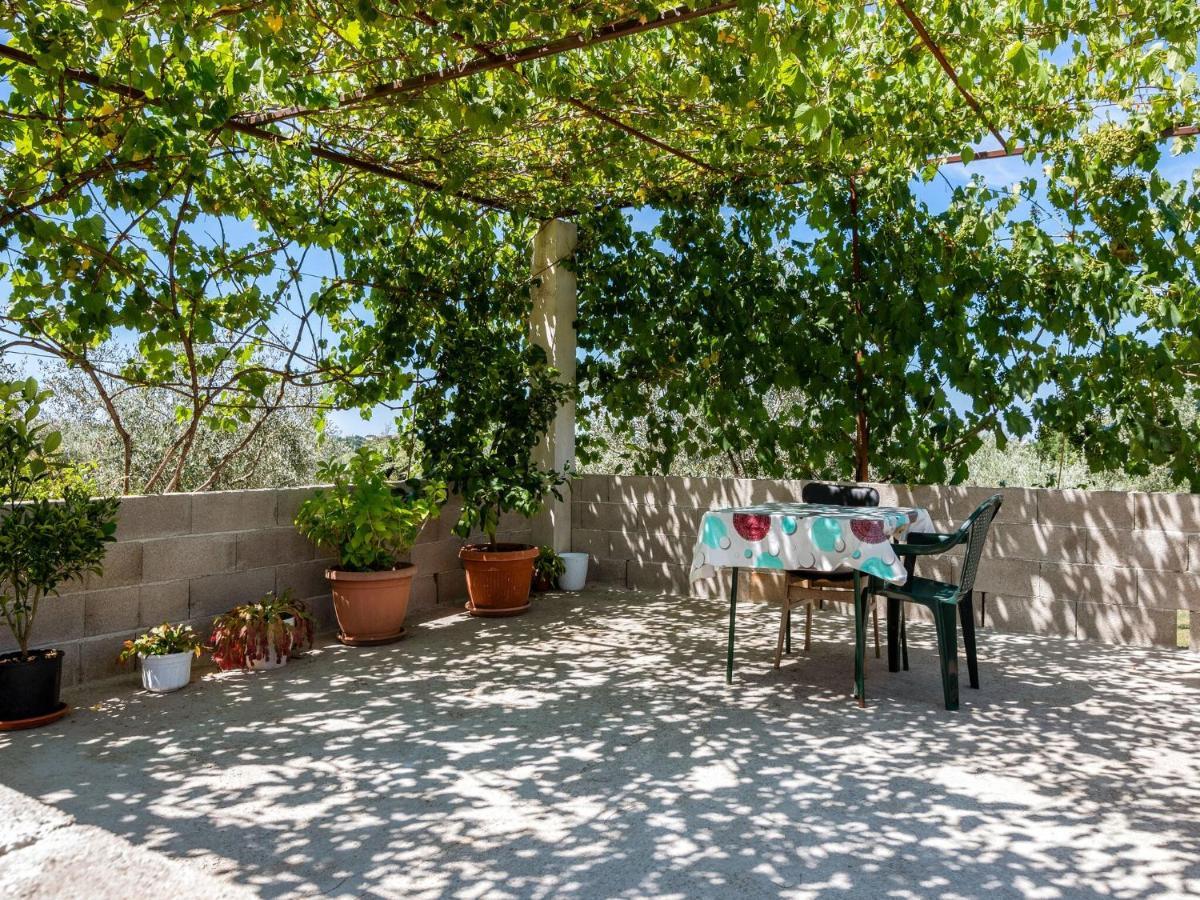 Secluded In Pore With Garden Apartment