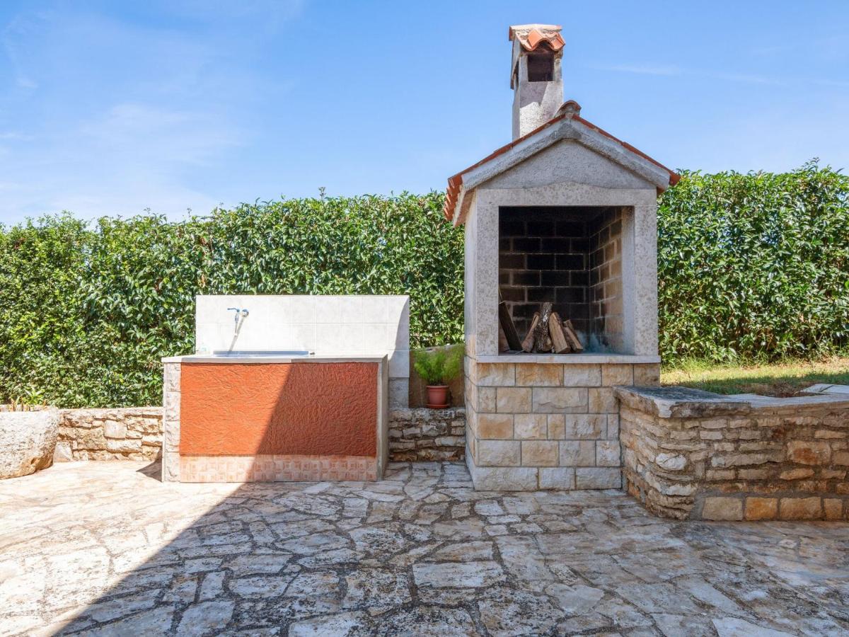 Apartment Secluded In Pore With Garden Porec