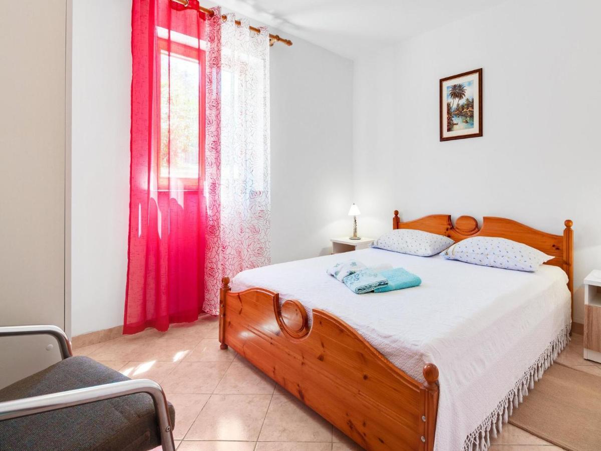 Secluded In Pore With Garden Poreč