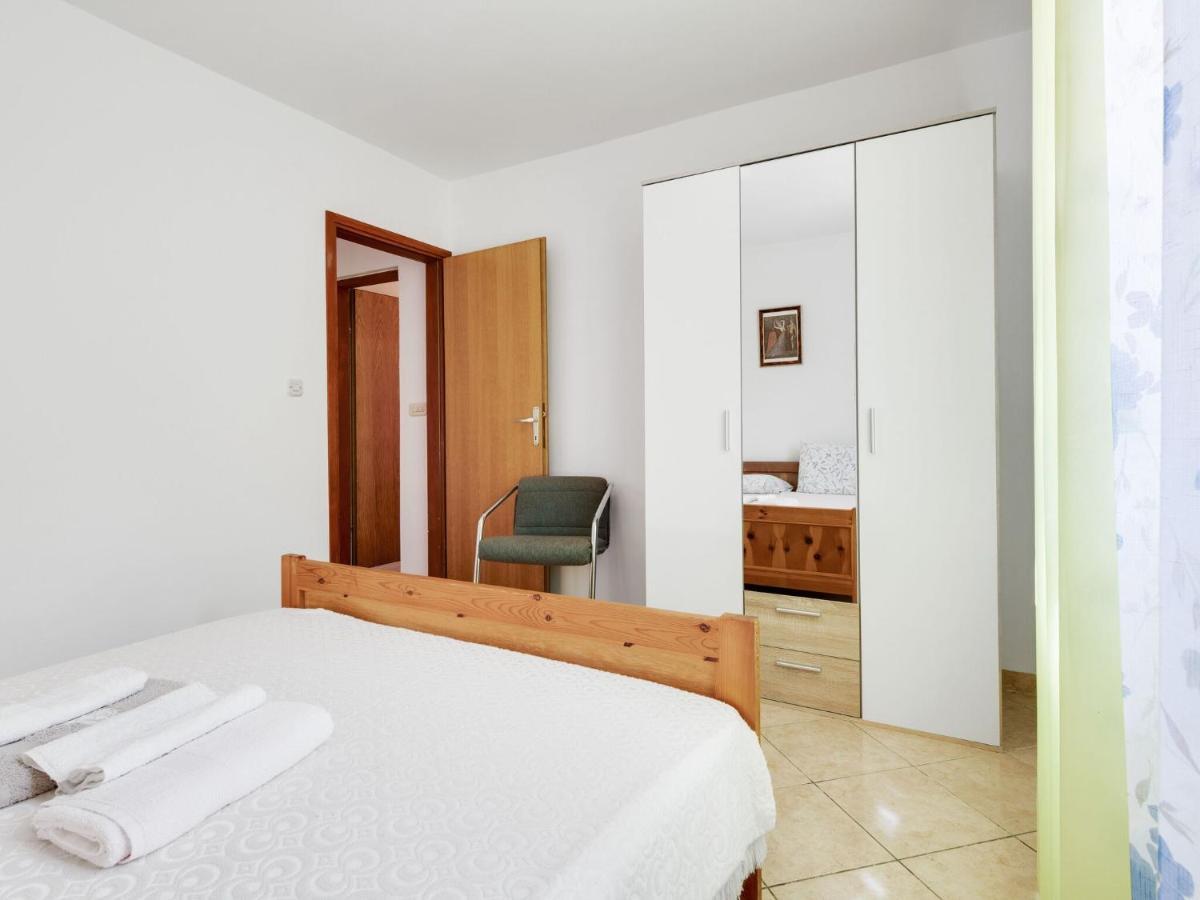 Secluded In Pore With Garden Apartment Poreč