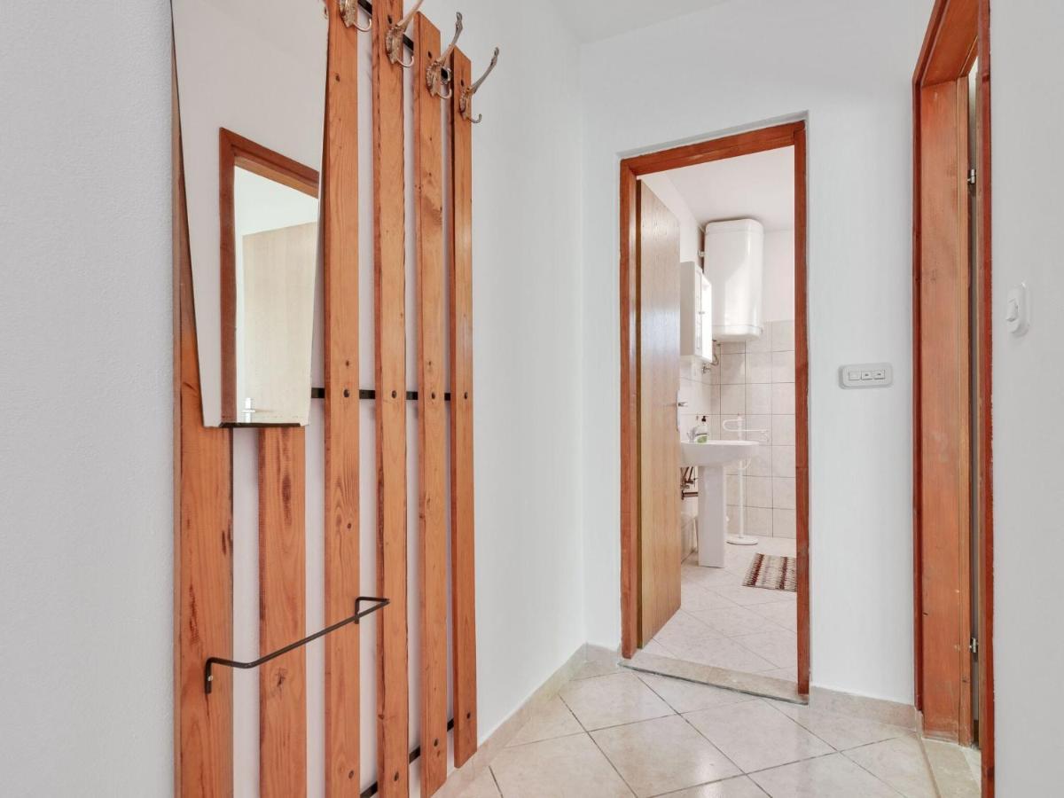 Apartment Secluded In Pore With Garden
