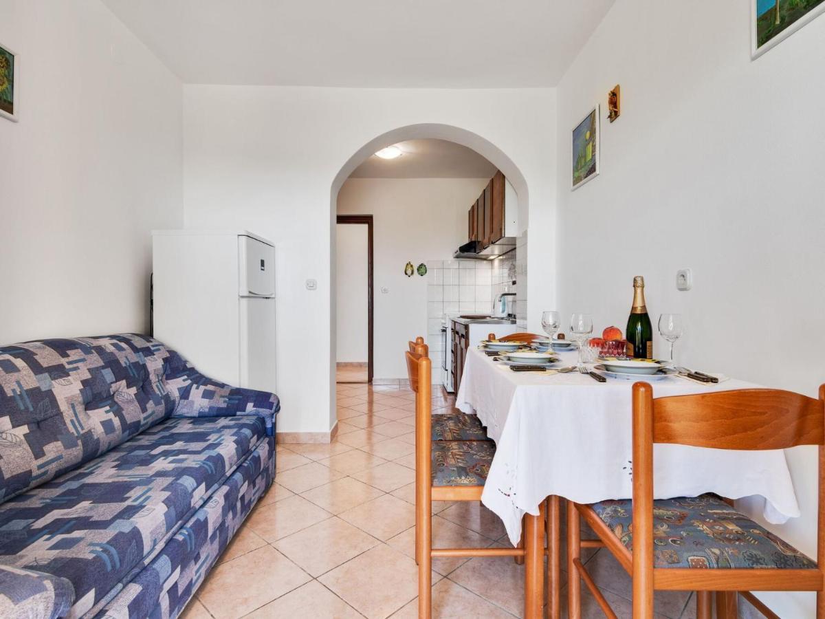 Secluded In Pore With Garden Apartment Porec