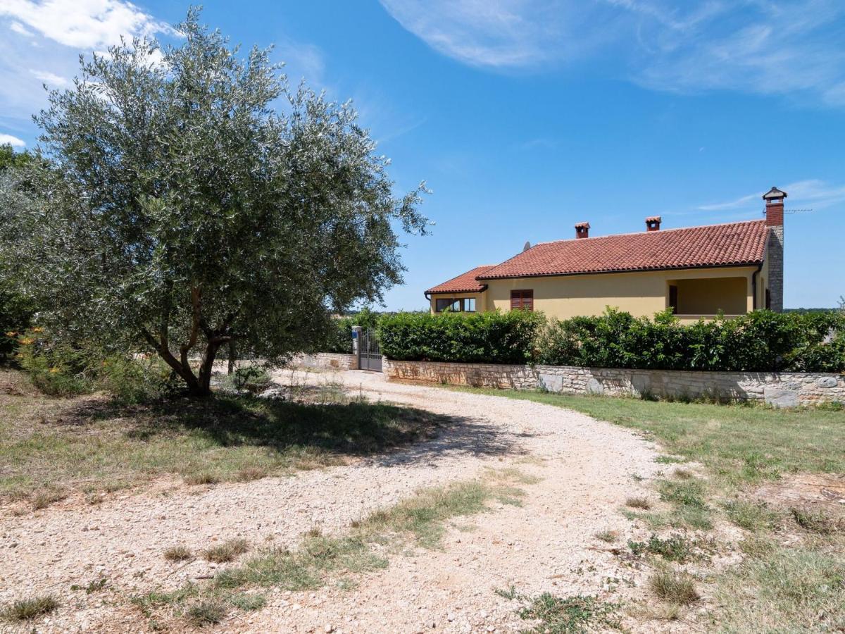Apartment Secluded In Pore With Garden Porec
