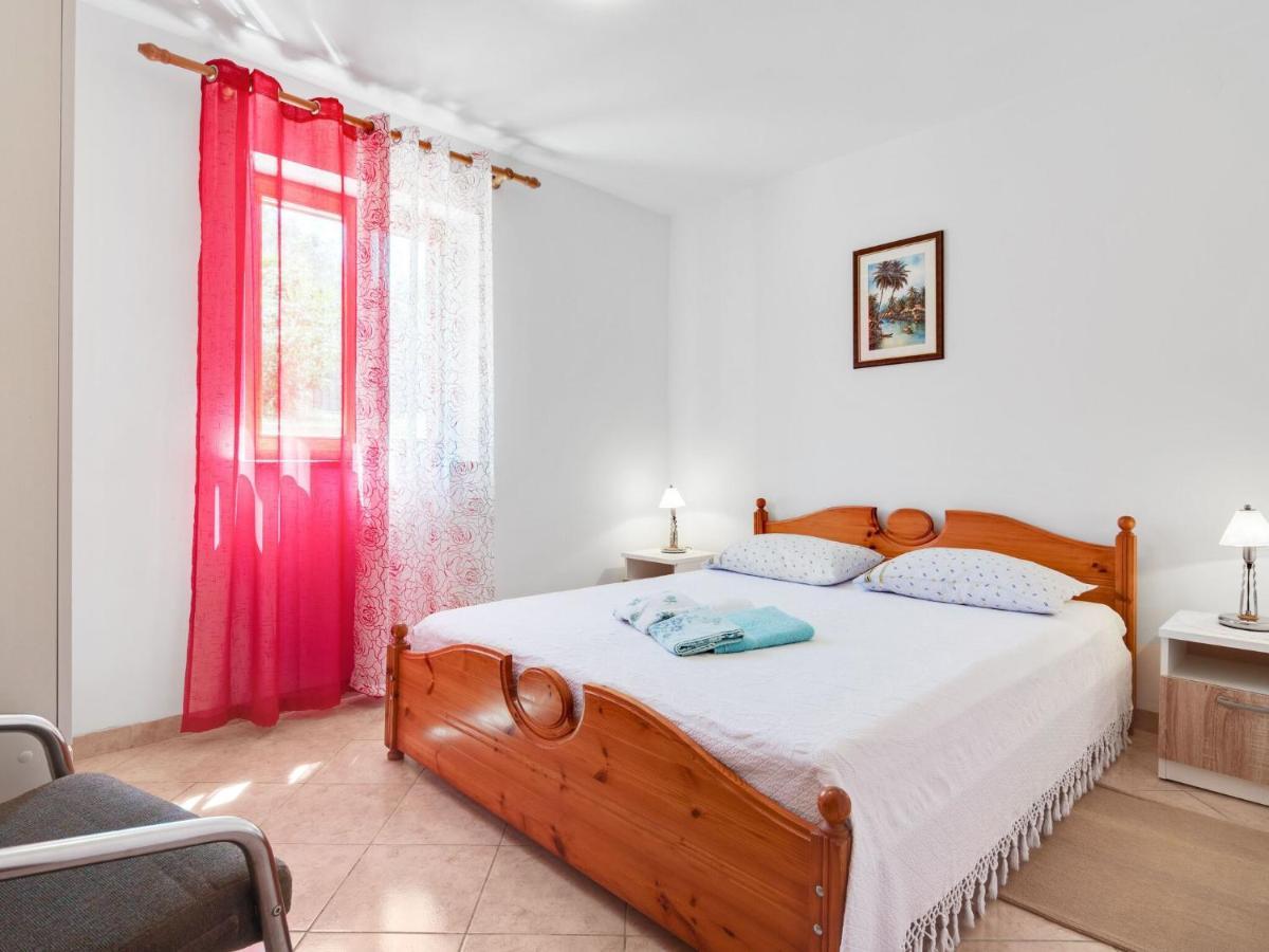Secluded In Pore With Garden Apartment